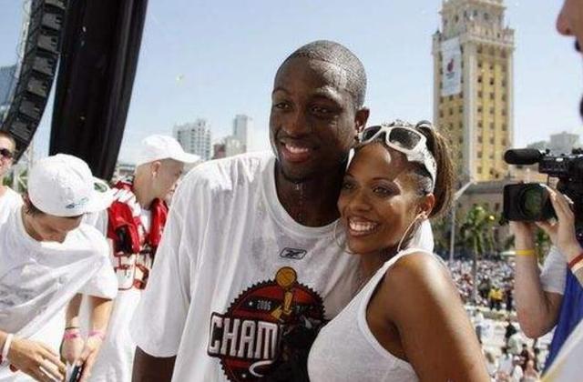 名中场出球 名中场出球